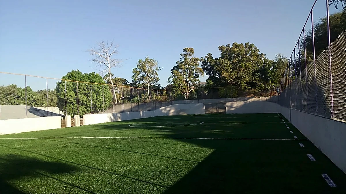 Cancha de fútbol rápido con pasto sintético en Escuela Secundaria General José A. Baños Aguirre, Santiago Pinotepa Nacional, Oaxaca: otra vista de la cancha