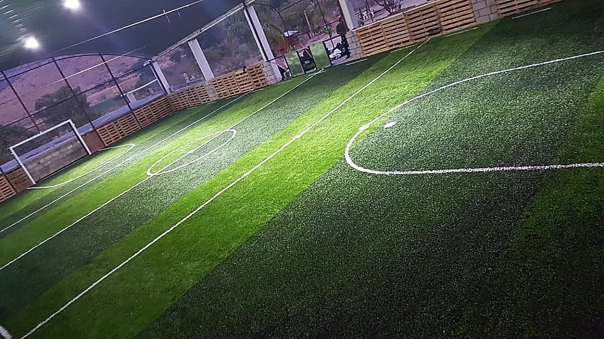 Cancha de fútbol rápido con pasto sintético en Huajolotitlán, Oaxaca: otra vista de la cancha