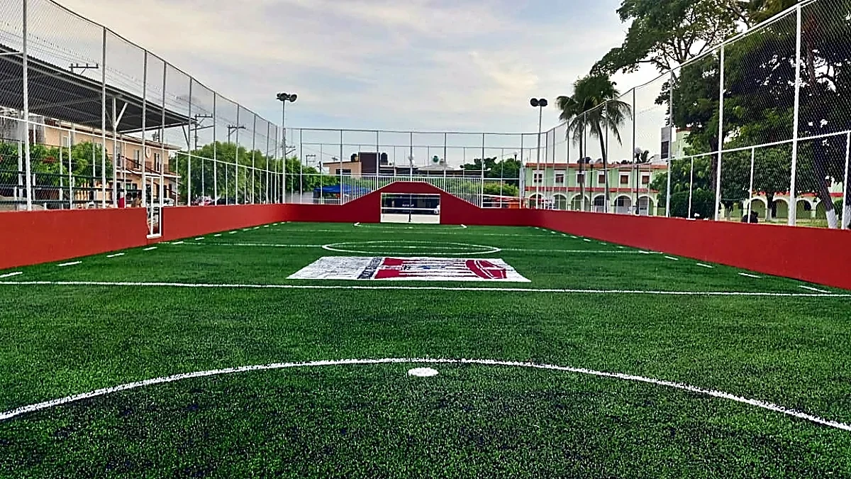 Cancha de fútbol rápido con pasto sintético en Parque Municipal el Espinal Oaxaca, Oaxaca: líneas de juego insertadas en el pasto