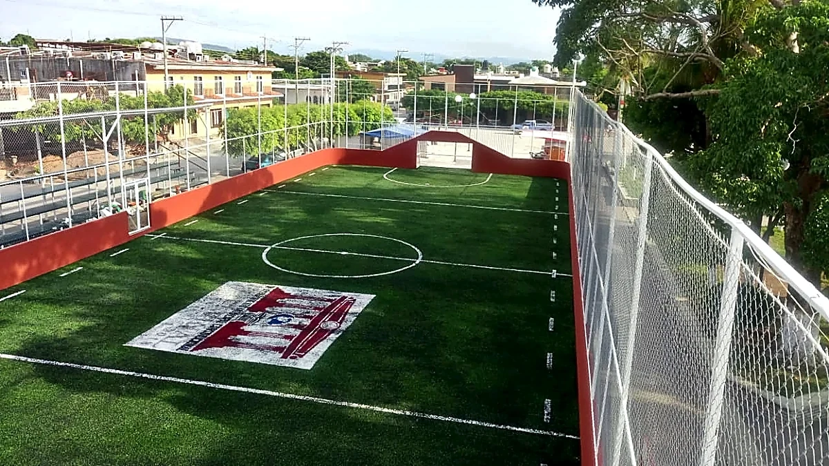 Cancha de fútbol rápido con pasto sintético en Parque Municipal el Espinal Oaxaca, Oaxaca: otra vista de la cancha