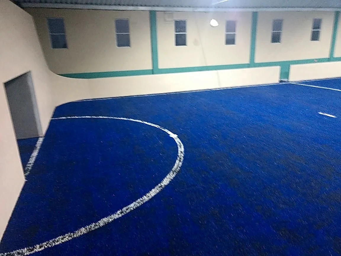Cancha de fútbol rápido con pasto sintético en Unidad Deportiva de Chiconquiaco, Oaxaca: pasto sintético deportivo recién cepillado