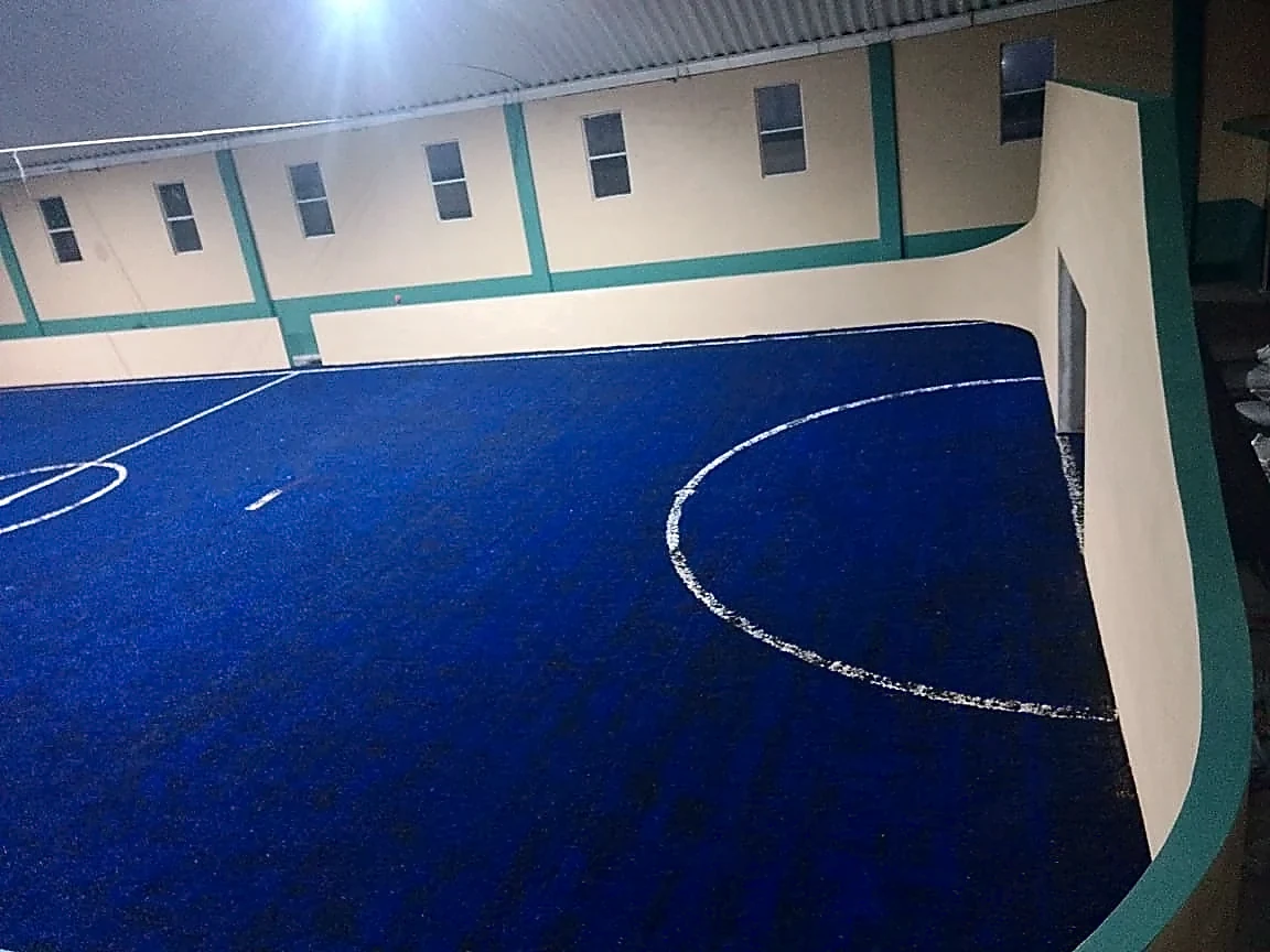 Cancha de fútbol rápido con pasto sintético en Unidad Deportiva de Chiconquiaco, Oaxaca: vista de la cancha y su entorno