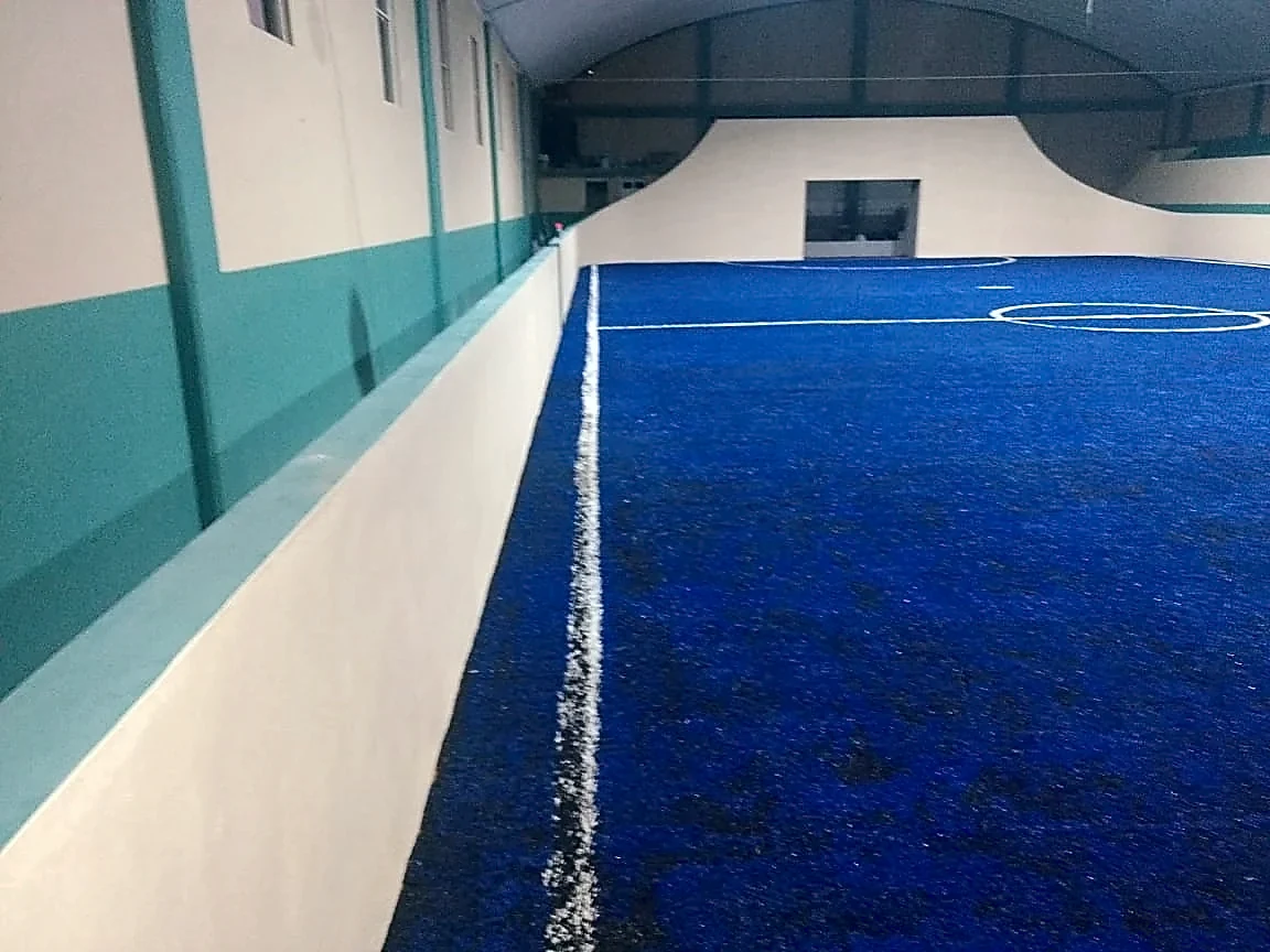 Detalle del pasto sintético de la cancha de fútbol rápido en Chiconquiaco, Oaxaca