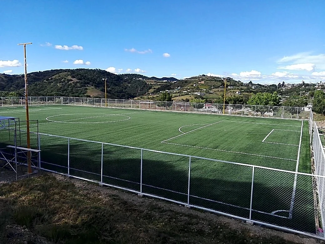 Cancha de fútbol soccer con pasto sintético en Campo Santiago Tamaozla, Tlaxiaco