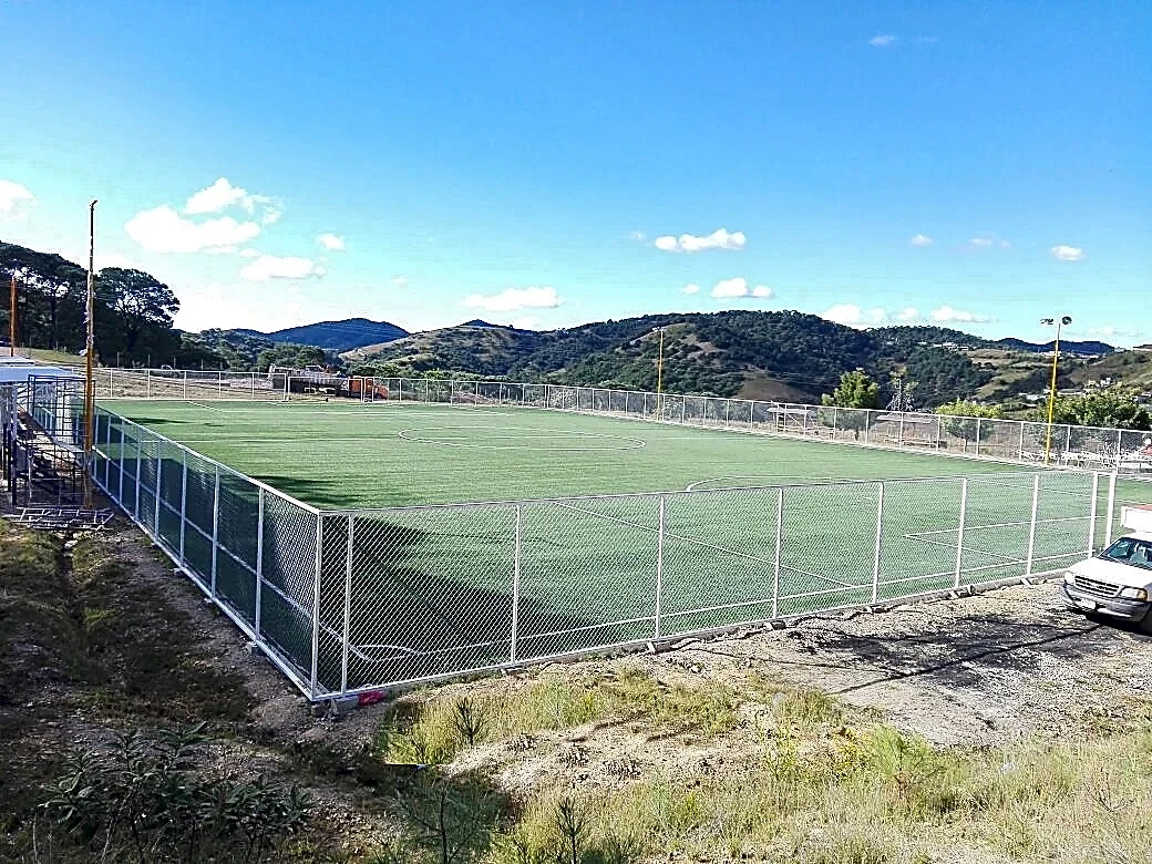 Cancha de fútbol soccer con pasto sintético en Campo Santiago Tamaozla, Tlaxiaco, Oaxaca: líneas de juego insertadas en el pasto