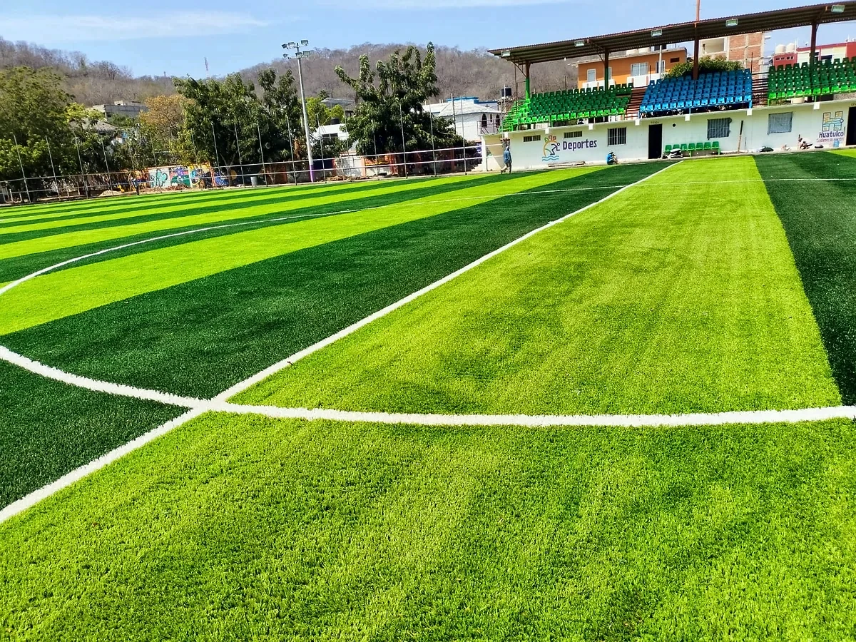 Cancha de fútbol soccer con pasto sintético en Crucecita, Oaxaca: líneas de juego insertadas en el pasto