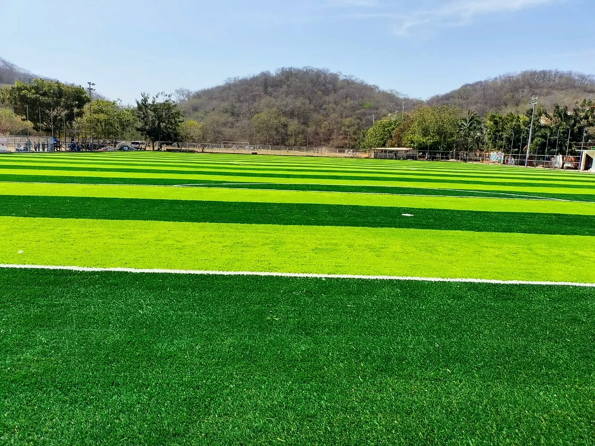 Cancha de fútbol soccer con pasto sintético en Crucecita, Oaxaca: la cancha desde la línea lateral