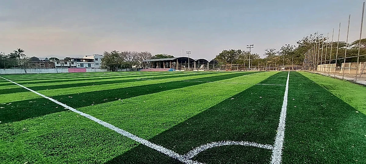 Detalle del pasto sintético de la cancha de fútbol soccer en Crucecita, Oaxaca