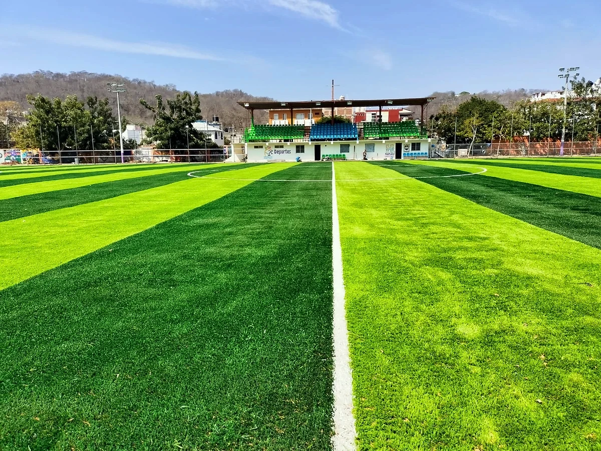 Cancha de fútbol soccer con pasto sintético en Unidad Deportiva la Crucecita, La Crucecita (Huatulco)