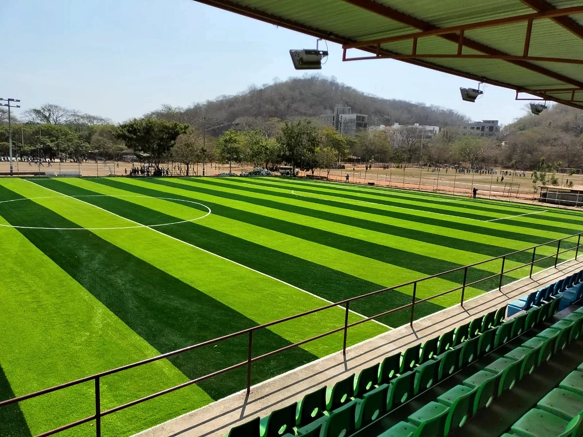 Cancha de fútbol soccer con pasto sintético en Unidad Deportiva la Crucecita, La Crucecita (Huatulco), Oaxaca: vista de la cancha y su entorno