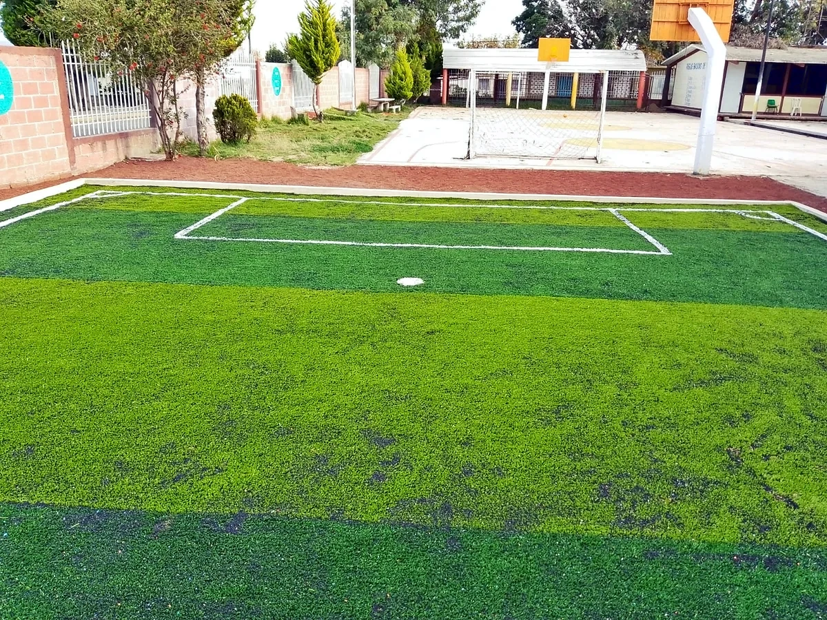 Cancha de fútbol 5 con pasto sintético en San Juan Tetla, Puebla: otra vista de la cancha