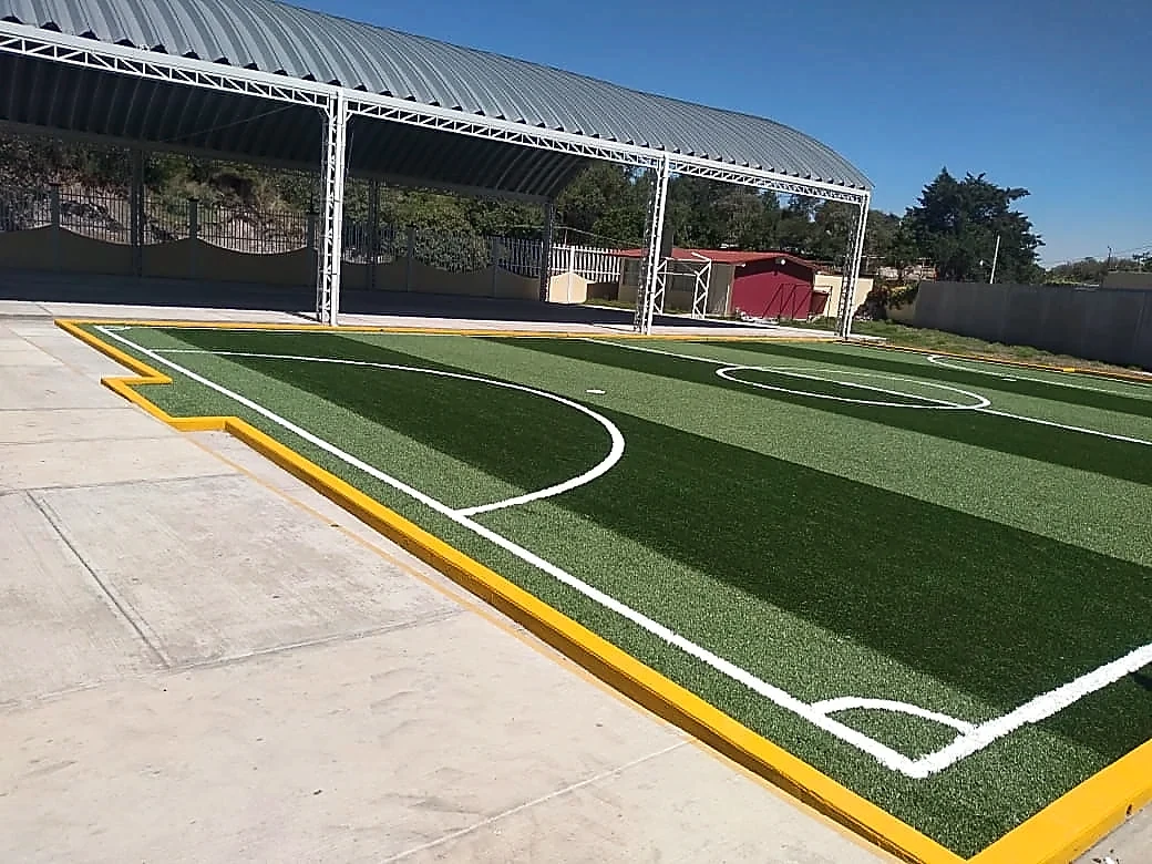 Cancha de fútbol 5 con pasto sintético en Secundaria Lic. Álvaro Gálvez, San Nicolás de los Ranchos