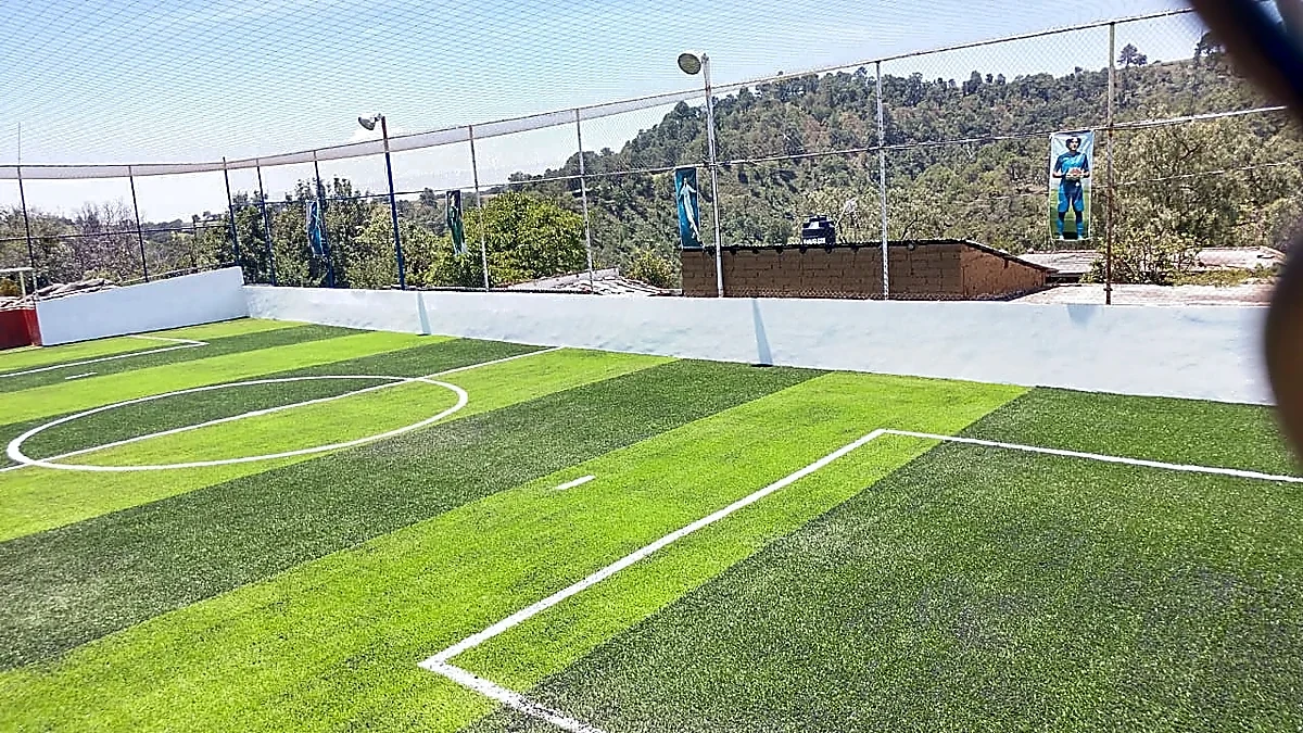 Detalle del pasto sintético de la cancha de fútbol 7 en Tlahuapan, Puebla