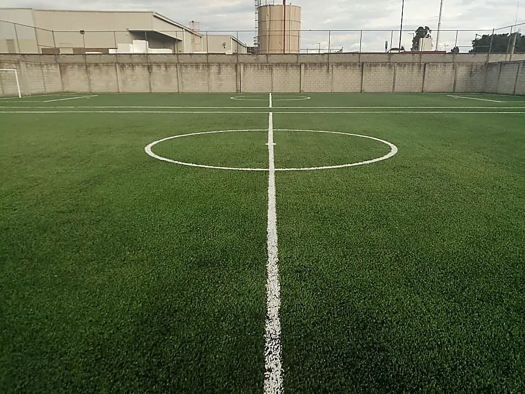 Detalle del pasto sintético de la cancha de fútbol 7 en Puebla, Puebla