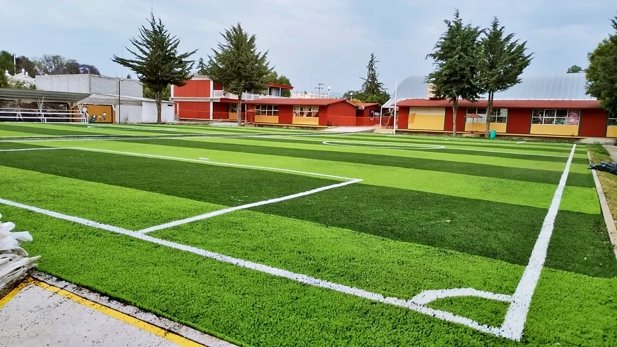Cancha de fútbol 7 con pasto sintético en Deportivo Felipe Ángeles
