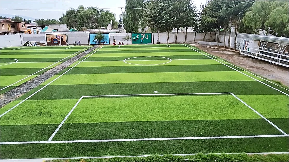 Cancha de fútbol 7 con pasto sintético en Deportivo Felipe Ángeles, Puebla: pasto sintético deportivo recién cepillado