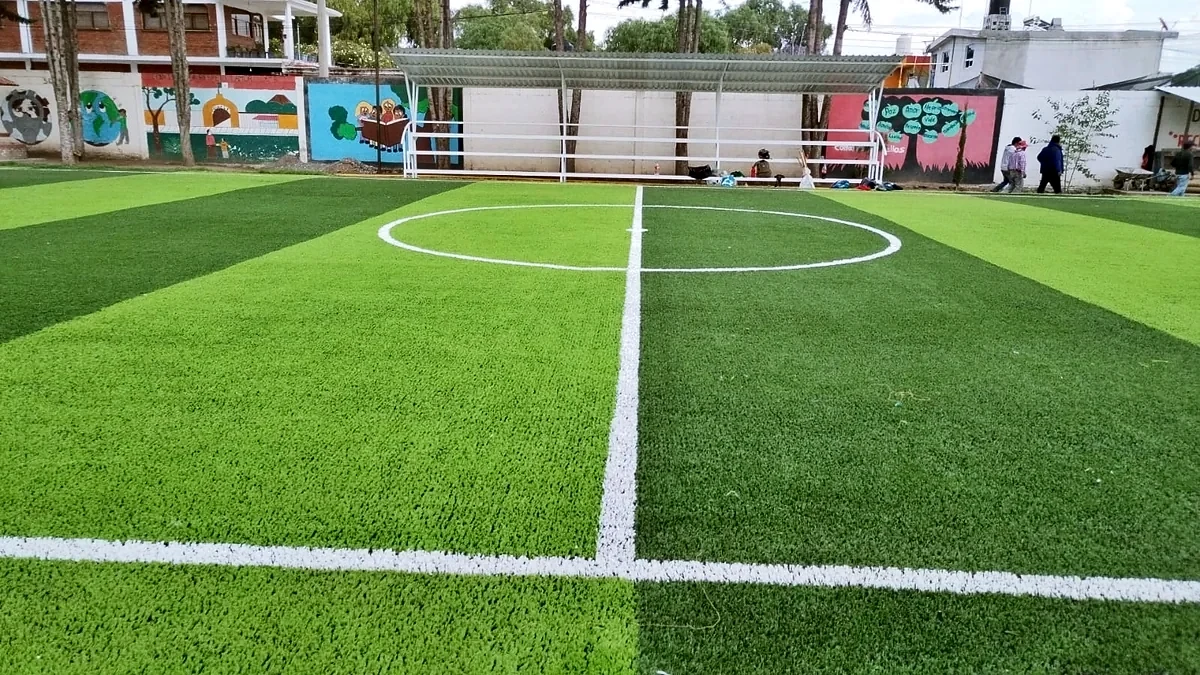 Cancha de fútbol 7 con pasto sintético en Deportivo Felipe Ángeles, Puebla: la cancha desdel fondo