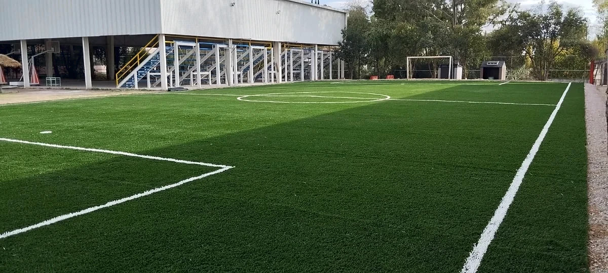 Cancha de fútbol 7 con pasto sintético en Escuela la Salle Juan Fromental Cayroche, San Francisco Totimehuacán, Puebla: otra vista de la cancha de fútbol 7
