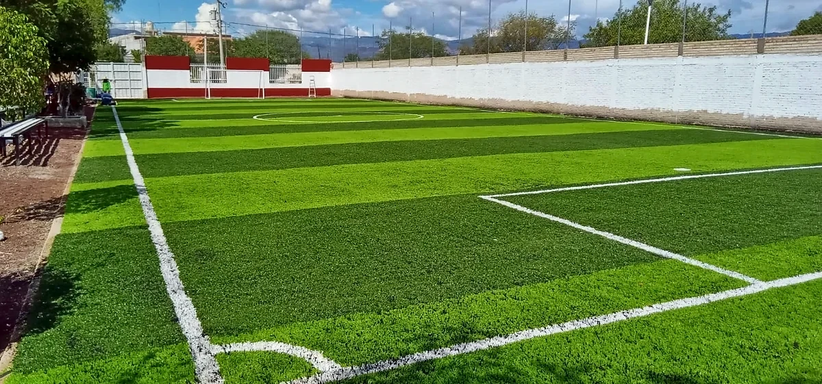 Cancha de fútbol 7 con pasto sintético en Telesecundaria Martín Luther King, San José Miahuatlán, Puebla: otra vista de la cancha de fútbol 7