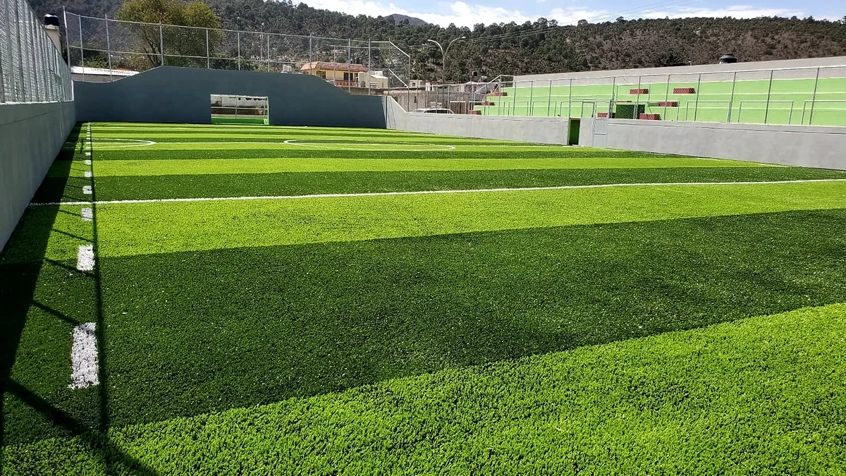 Cancha de fútbol rápido con pasto sintético en San Antonio Virreyes, Puebla: la cancha desde la línea lateral