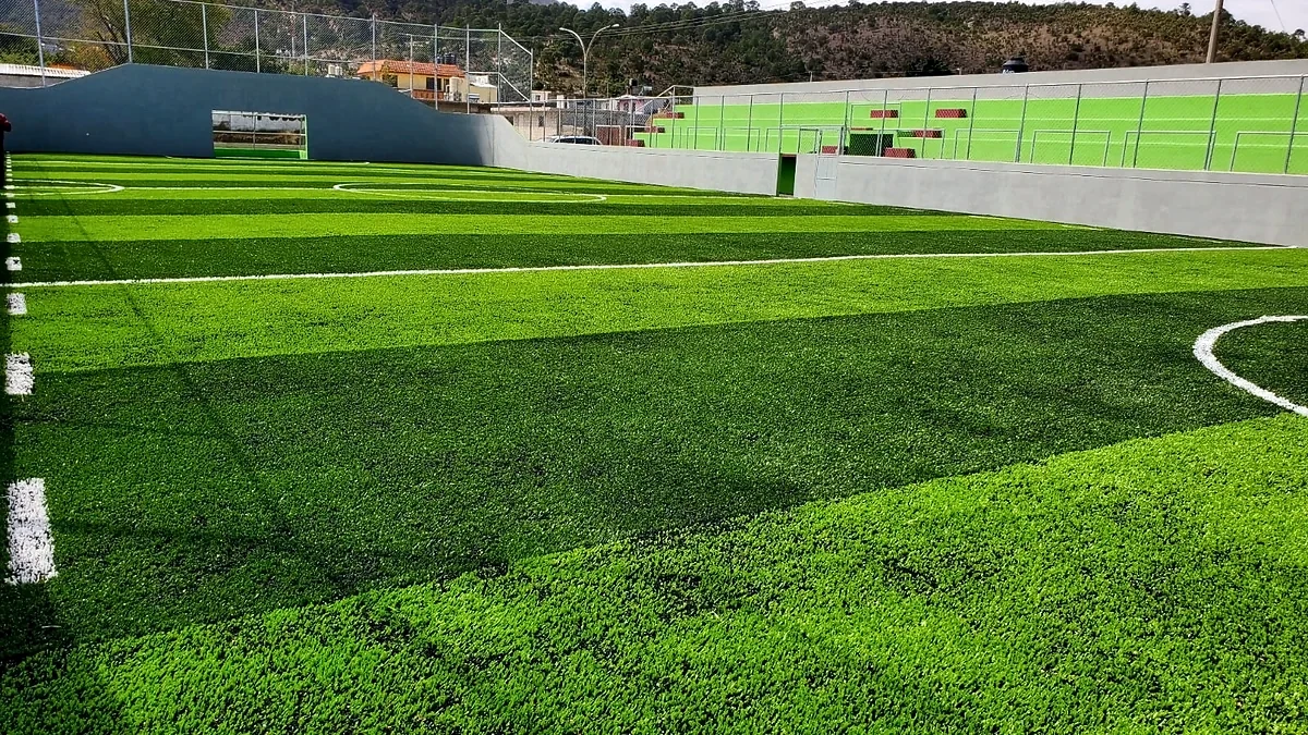 Cancha de fútbol rápido con pasto sintético en San Antonio Virreyes, Puebla: pasto sintético deportivo recién cepillado