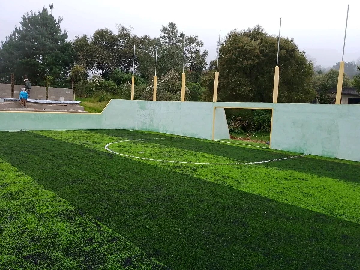 Cancha de fútbol rápido con pasto sintético en Teziutlán, Puebla: la cancha desde la línea lateral