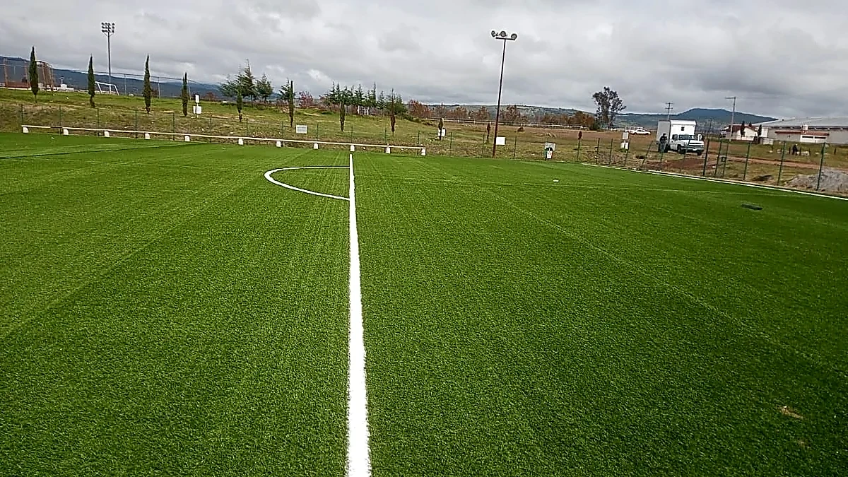 Cancha de fútbol soccer con pasto sintético en Chignahuapan, Puebla: la cancha desde la línea lateral