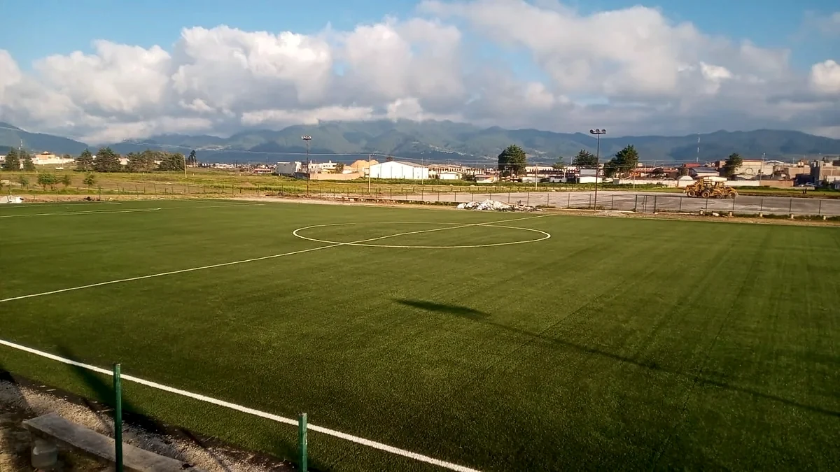 Cancha de fútbol soccer con pasto sintético en Chignahuapan, Puebla: otra vista de la cancha