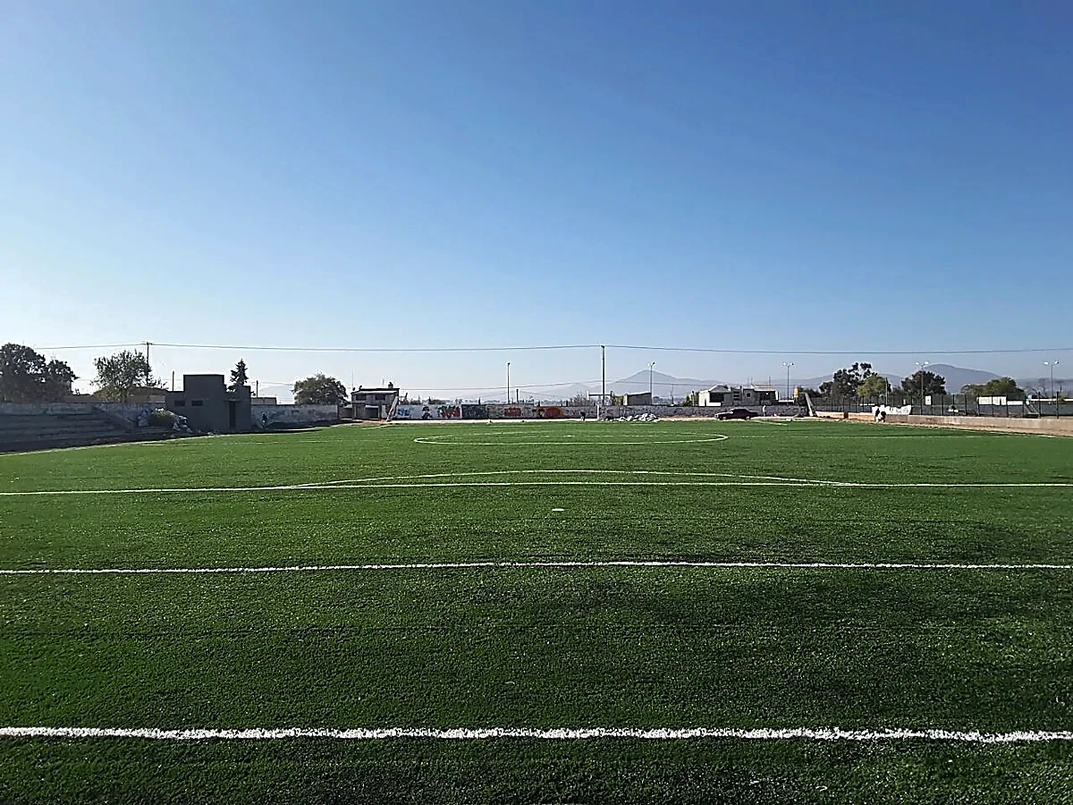 Cancha de fútbol soccer con pasto sintético en Nopalucan, Puebla: líneas de juego insertadas en el pasto