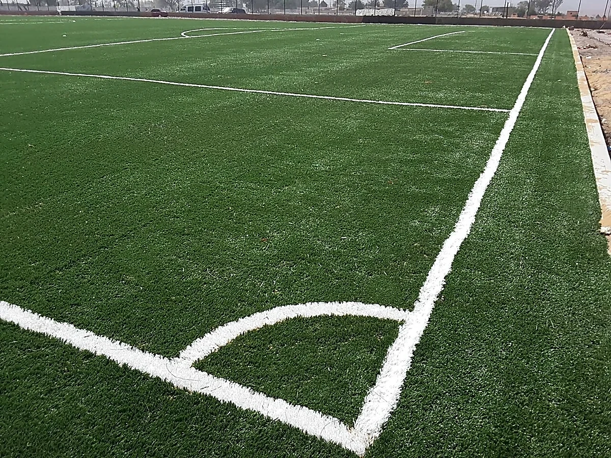 Cancha de fútbol soccer con pasto sintético en Nopalucan, Puebla: la cancha desdel fondo