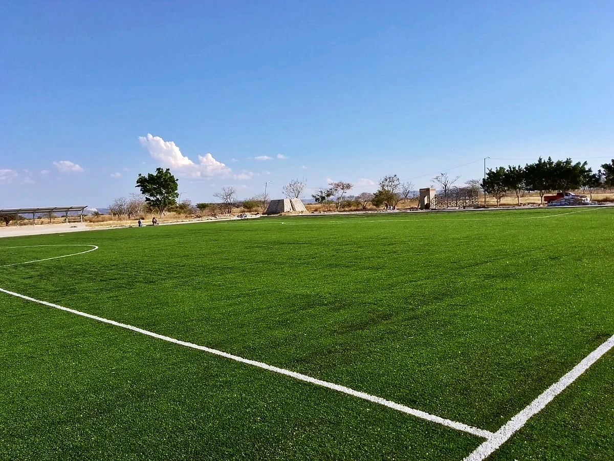 Cancha de fútbol soccer con pasto sintético en Santa Catarina Tlaltempan, Puebla: líneas de juego insertadas en el pasto