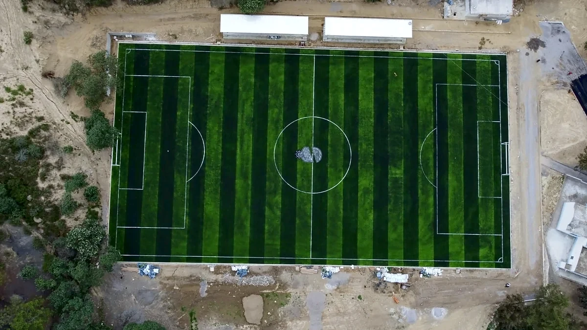 Cancha de fútbol soccer con pasto sintético en Unidad Deportiva Cosamaloapan, Ciudad Serdán, Puebla: líneas de juego insertadas en el pasto