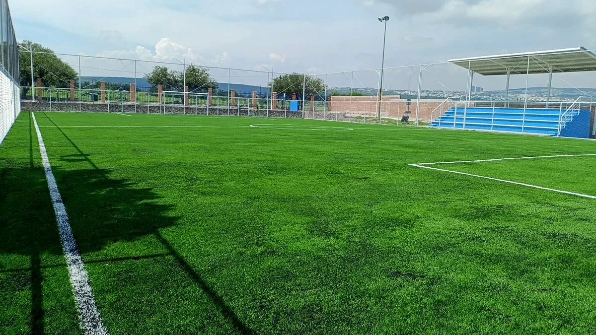 Cancha de fútbol 7 con pasto sintético en Deportivo Santa Cruz, Querétaro