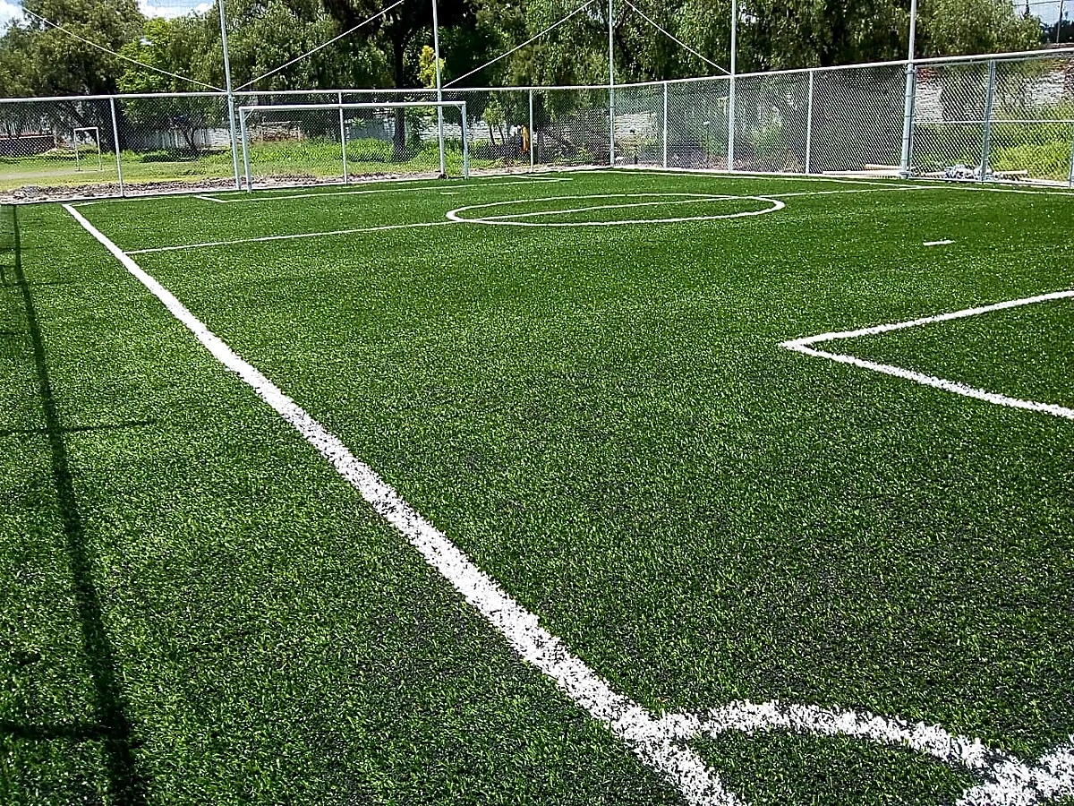 Cancha de fútbol 7 con pasto sintético en Escuela Primaria Melchor Ocampo, Querétaro, Querétaro: la cancha desdel fondo