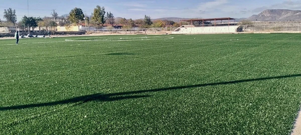 Cancha de fútbol soccer con pasto sintético en San Pablo Tolimán, Querétaro: vista de la cancha y su entorno
