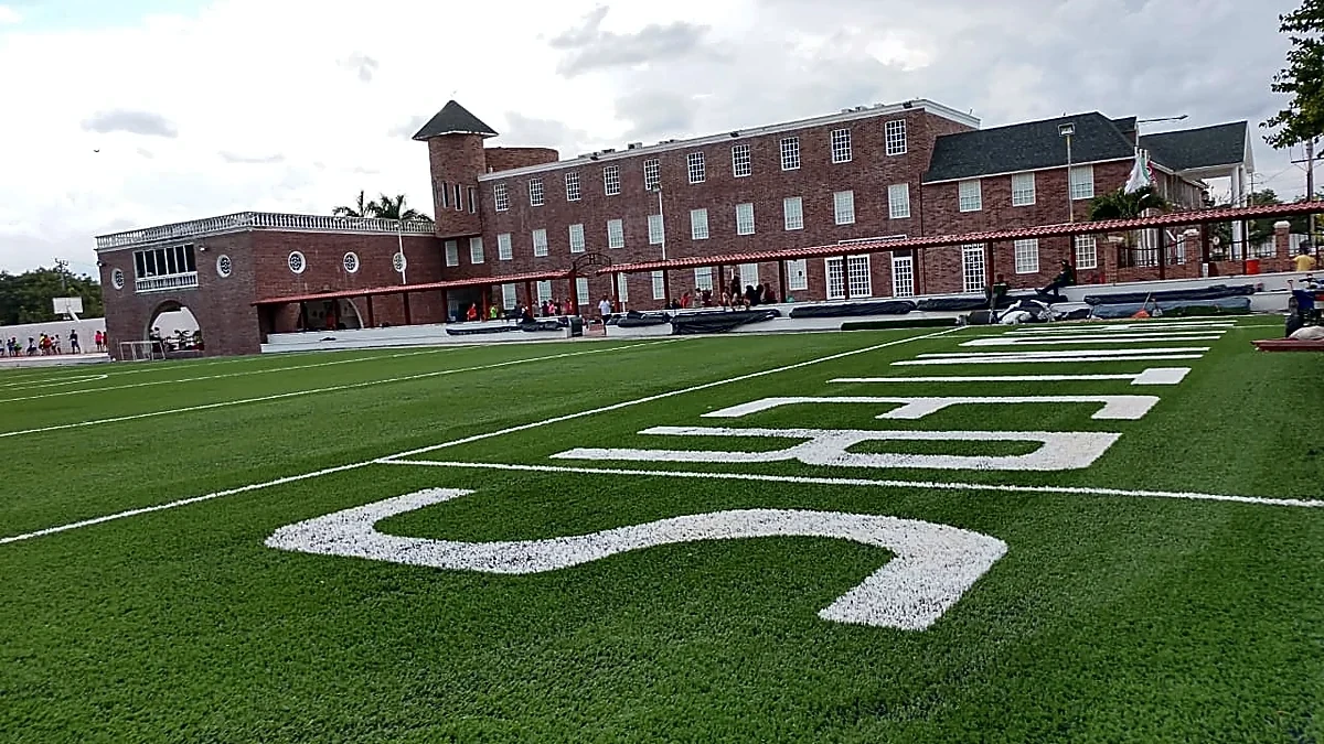 Campo de fútbol americano con pasto sintético en Colegio Álamos, Cancún, Quintana Roo: otra vista del campo