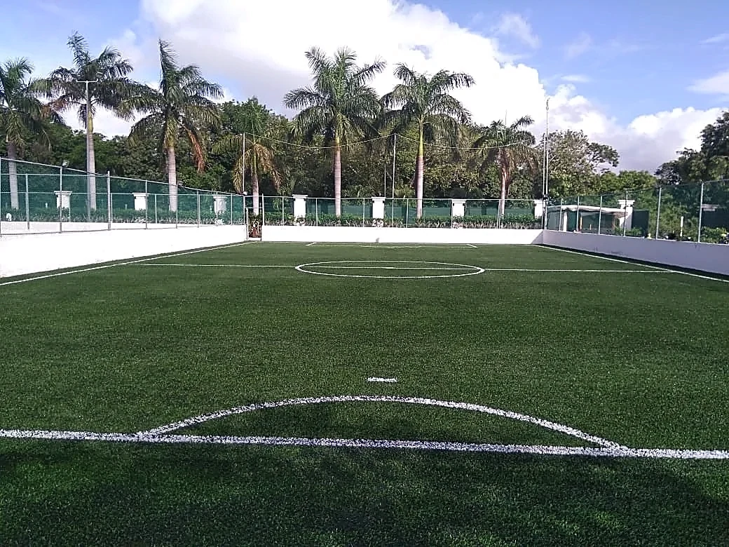 Cancha de fútbol 7 con pasto sintético en Hotel de playa, Playa del Carmen