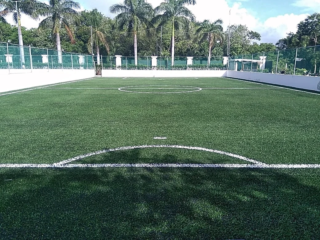 Cancha de fútbol 7 con pasto sintético en Hotel de playa, Playa del Carmen, Quintana Roo: líneas de juego insertadas en el mismo pasto