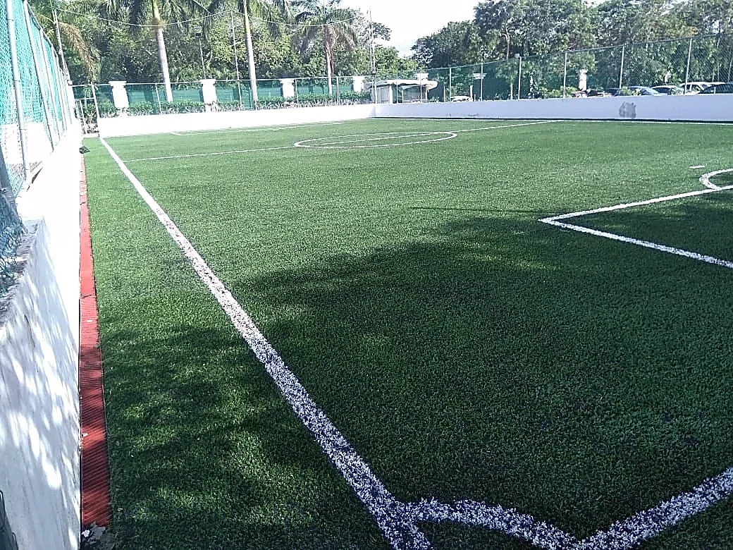 Detalle del pasto sintético de la cancha de fútbol 7 en Playa del Carmen, Quintana Roo