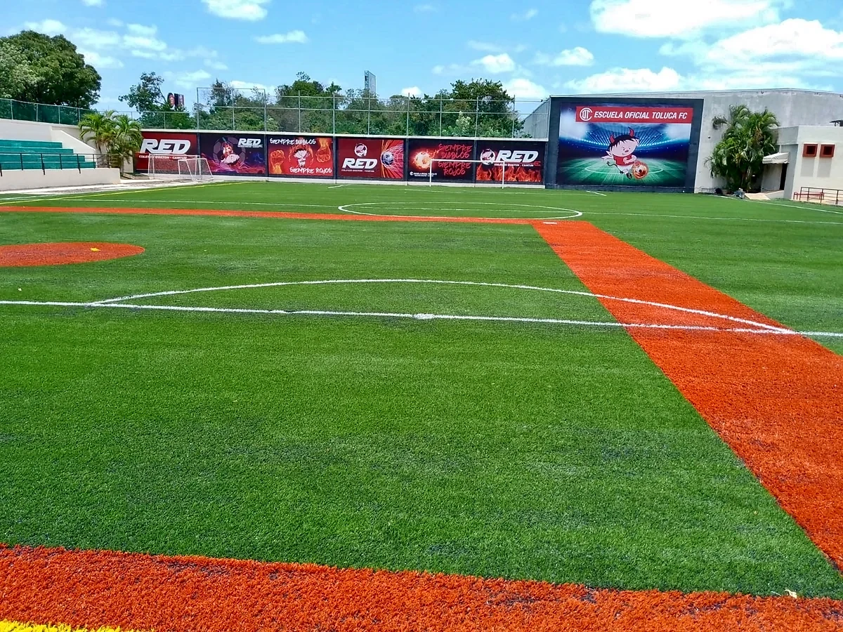 Cancha de fútbol 9 con pasto sintético en Colegio Boston, Cancún, Quintana Roo: líneas de juego insertadas en el pasto