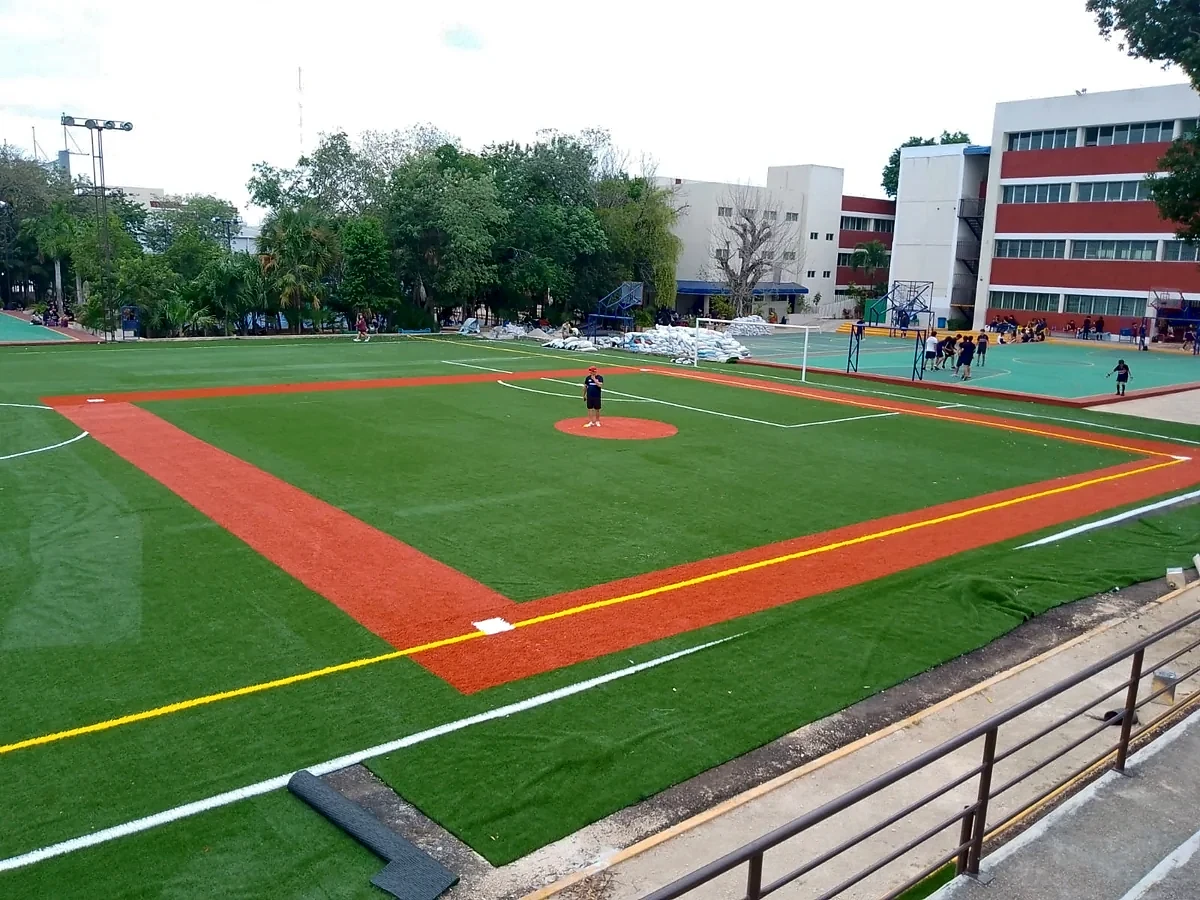 Detalle del pasto sintético de la cancha de fútbol 9 en Cancún, Quintana Roo
