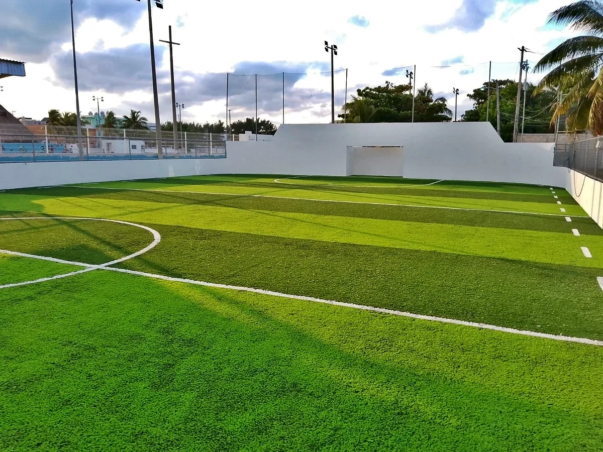 Cancha de fútbol rápido con pasto sintético en Multideportivo Salina Chica, Isla Mujeres, Quintana Roo: la cancha desdel fondo