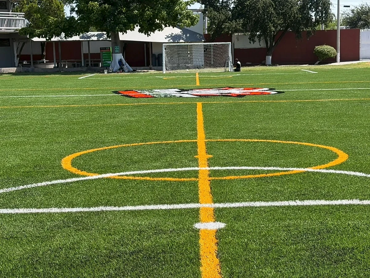 Cancha de fútbol 7 con pasto sintético en Colegio Mexicano, Reynosa