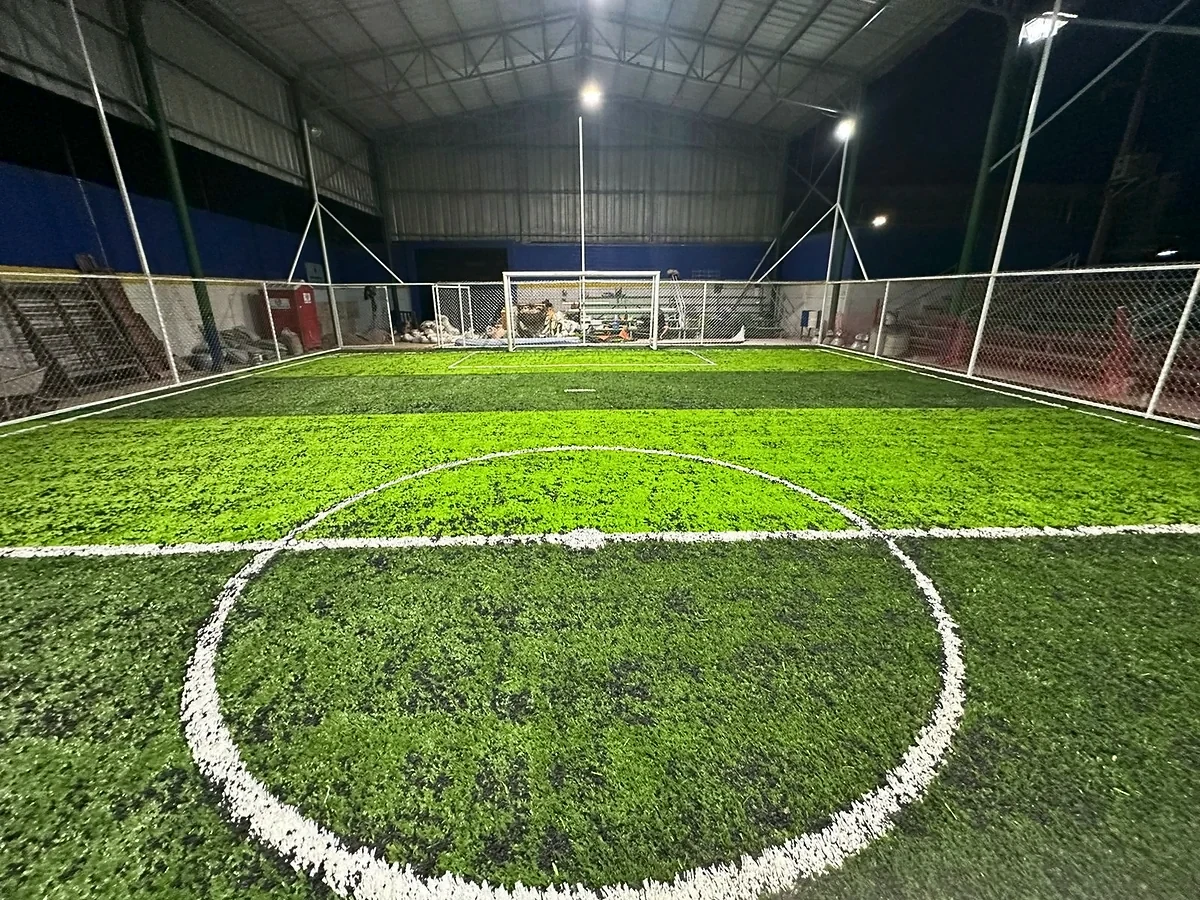 Cancha de fútbol 5 con pasto sintético en Escuela Secundaria Graciano Sánchez Romo, Soledad de Graciano Sánchez, San Luis Potosí: otra vista de la cancha