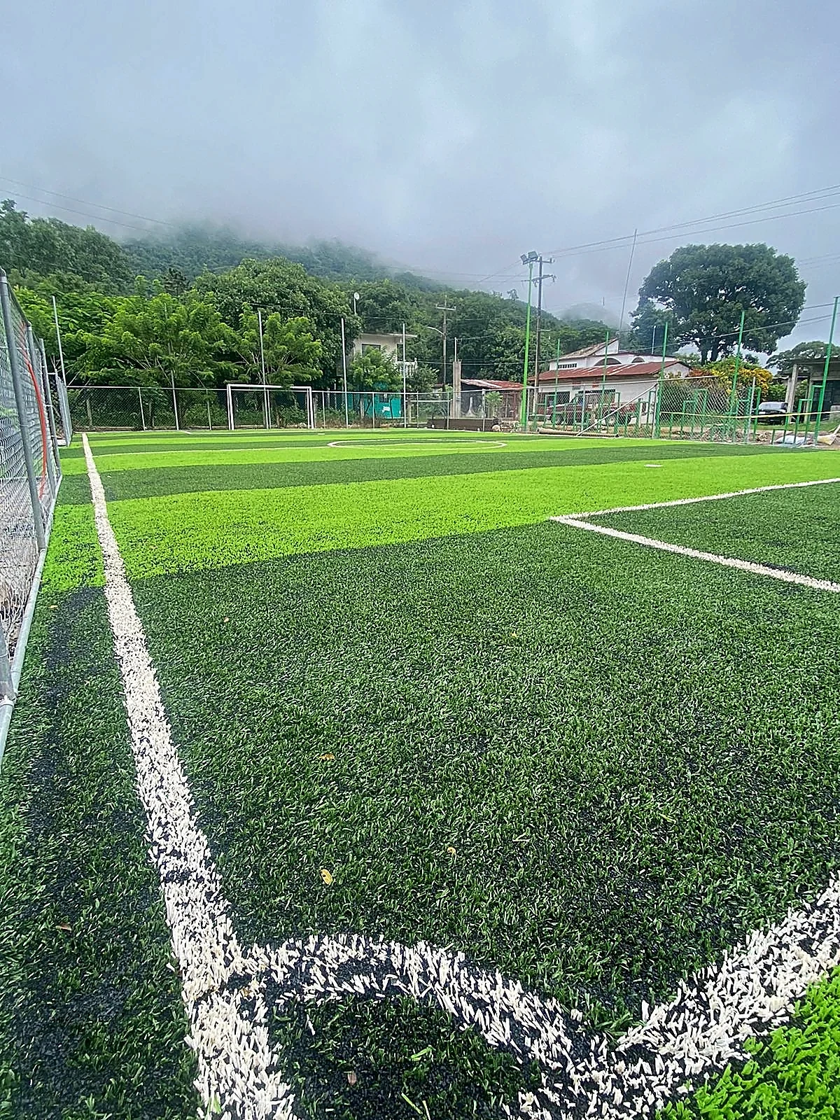 Detalle del pasto sintético de la cancha de fútbol 5 en Xilitla, San Luis Potosí