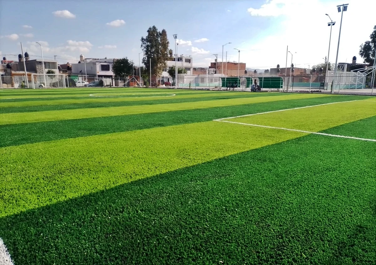 Cancha Villa de San Francisco con pasto sintético en Soledad de Graciano Sánchez