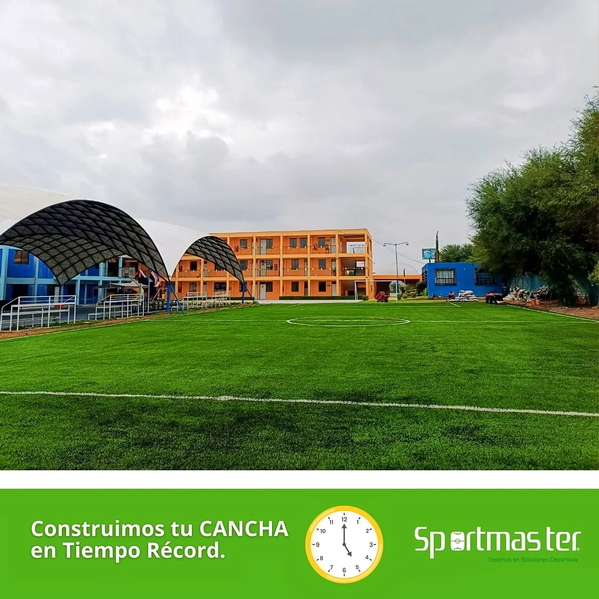 Cancha de fútbol 7 con pasto sintético en Colegio Real Fraile AC, Matehuala, San Luis Potosí: líneas de juego insertadas en el mismo pasto