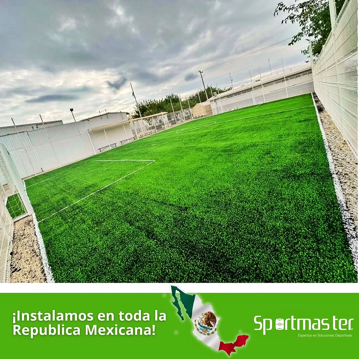 Detalle del pasto sintético de la cancha de fútbol 7 en Matehuala, San Luis Potosí