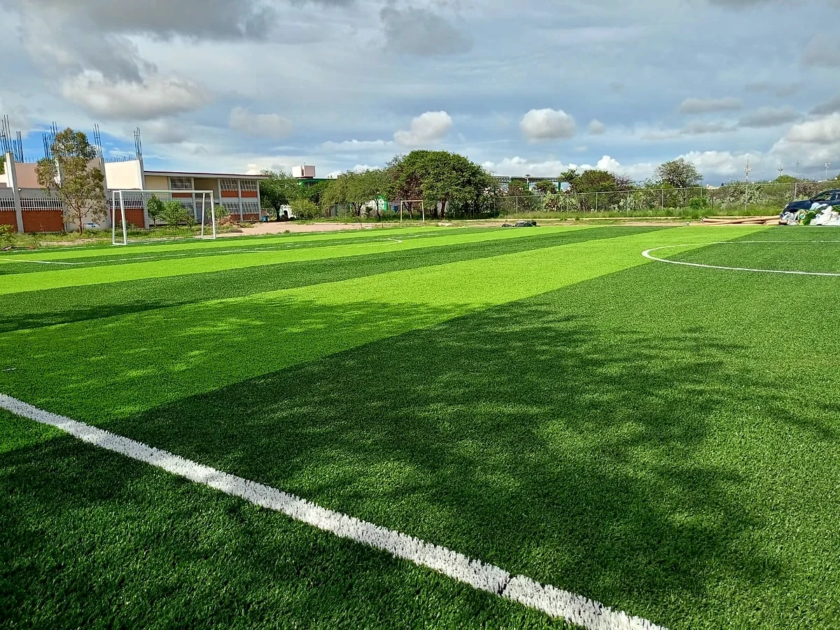 Detalle del pasto sintético de la cancha de fútbol 7 en San Luis Potosí, San Luis Potosí
