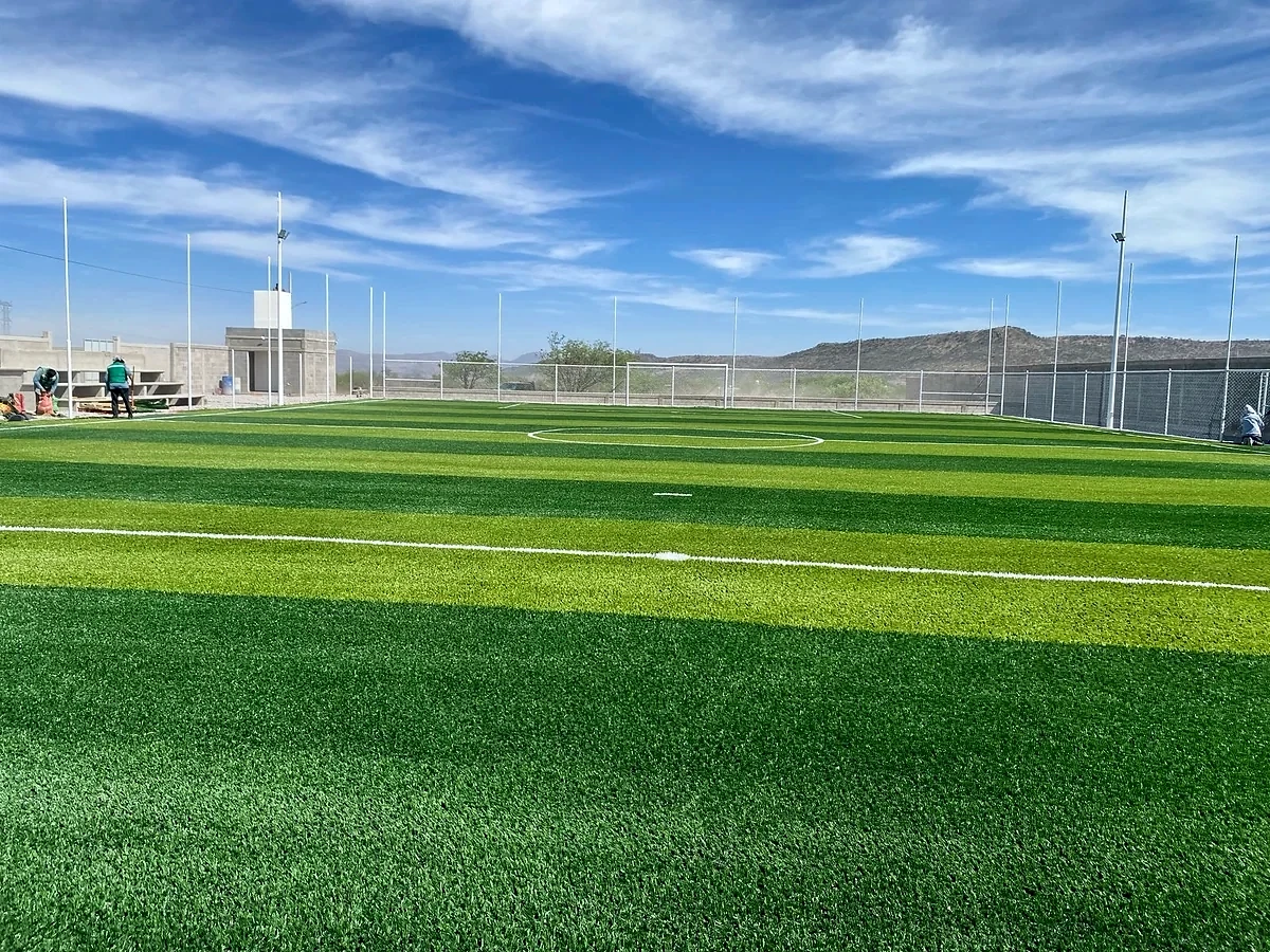 Cancha de fútbol 7 con pasto sintético en Futbol 7 Derramadero, Mexquitic de Carmona, San Luis Potosí: la cancha desde la línea lateral